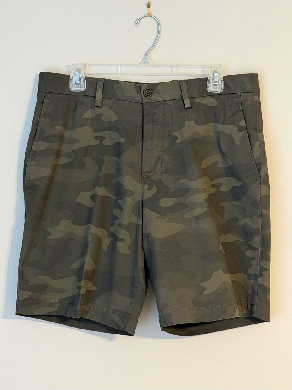 Banana Republic Men's Camo Flat-Front “Aiden” Shorts - Olive Green, Size 33 NWT